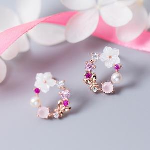 金アレ対応】ピアス 揺れる フラワー 花 モチーフ 樹脂ポスト ゴールド