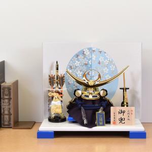 五月人形 コンパクト 上杉 可愛い 青ブルー水色 おしゃれ 5月人形 兜飾り 8号 上杉謙信 紺金 兜 平飾り おしゃれ コンパクト 2025 hr2517-8