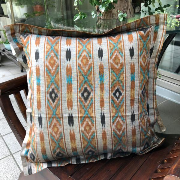 バリイカットのクッションカバー04 裏赤茶