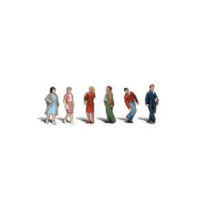 ウッドランドシーニクス  00201913 歩く人々 