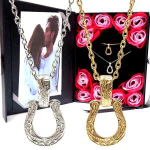 ペアネックレス ペアハワイアンジュエリー ミニチュア ホースシュー 馬蹄 金属アレルギー対応 サージカル ステンレス 花 入浴剤 写真フレーム フラワー