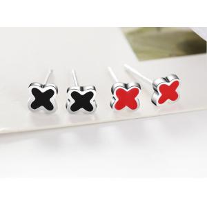 ピアス 四つ葉のクローバー 赤 黒 男女兼用 プラチナ仕上げ シルバー925 人気 ギフト プレゼン...