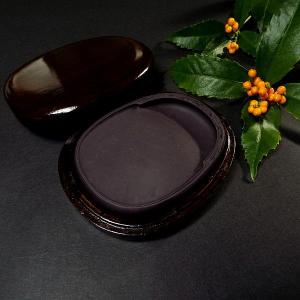 硯 / 硯石 端渓 麻子坑 双龍紋 4吋 化粧彫り・錦箱付 : 筆匠 朱陽堂