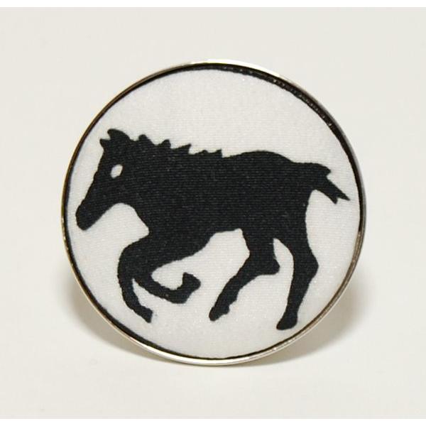 ループタイ用くるみ飾り 白色 馬柄 新品 手作り品 少し訳ありクリックポスト発送(ポスト投函　時間指...