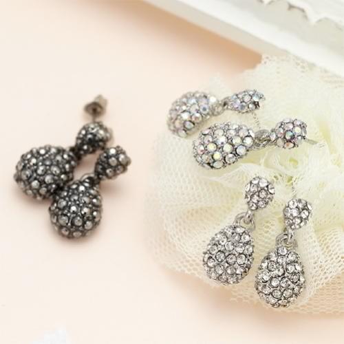 涙型モチーフが揺れるジルコニアたっぷりなピアス 装着パーツにもティアドロップがキラリ 01ホワイト ...