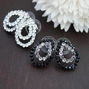 きらめくラインストーンでしずく型を模ったエレガントな表情のスタッドピアス ブラック クリアの2色 サ...