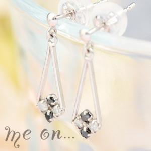 me on... 揺れるクローバーモチーフのK10ホワイトゴールド・ブラックダイヤ×天然ダイヤモンド...