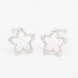 me on...プチピアス レディース 絵本のようなキュートなお星様 10ホワイトゴールドシンプル・...