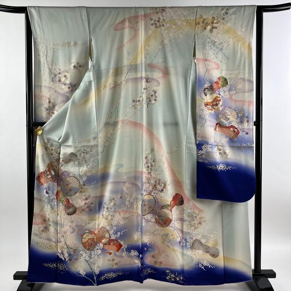 振袖 身丈161.5cm 裄丈65cm M 袷 落款あり 鼓 草花 金銀彩 刺繍 薄緑 正絹 秀品 ...