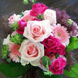 母の日 父の日 花束 ブーケ カーネーション ピンク 薔薇 季節のお花 花瓶のいらない花束 ギフト プレゼン 生花 ひな祭り 母の日 父の日 卒業｜kajuaru
