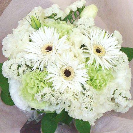 敬老の日 白のガーベラと季節のお花の花瓶のいらない花束 ブーケ