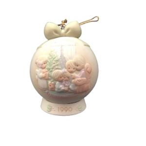 Precious Moments May Your Christmas Be A Happy Home Dated 1990 Ornament #523704の商品画像