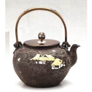 鉄瓶　亀文堂写　田舎山水　蝋型鋳鉄製　象嵌入　幅18.5×奥行16.5×高さ22cm　1.5L　桐箱t121-01