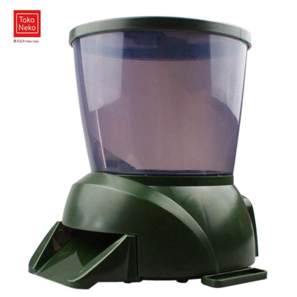 自動魚給餌器水槽には自動魚給餌器を設置できます