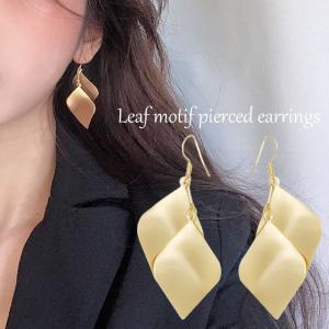ピアス フックピアス レディース アクセサリー 耳飾り ジュエリー リーフ 大きめ スイング 揺れる ゴールドカラー マット 艶消し カジュアル シン