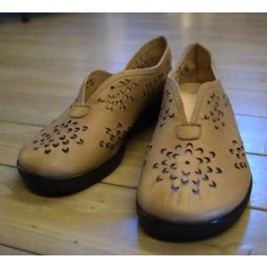 CHANGE　靴　パンプス　ベージュ　パンチング　24cm