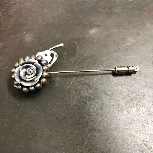 HAGIWARA DESIGN『ローズ ピンブローチ』／グレー