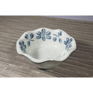 KB030　フリル小鉢クレマチス10cm [美濃焼/日本製/陶磁器/変形/手業/グレー/花/和風/副...
