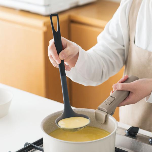 おたま お玉 シリコン シンプル 黒 ブラック 食洗器対応 調理器具｜ バタリニーシリコーンレードル...