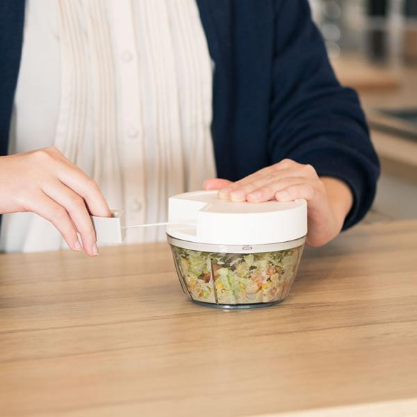 キッチン用品 みじん切り器 フードチョッパー 手動 滑り止め付き 無地 シンプル[みじん切りハンディ...