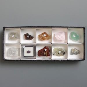 ジェムストーン 宝石鉱物 25種 解説付き 12.5×11×H3cm : シータスク