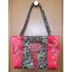 チャイナ服風バッグ　ブラック／レッド　扇子柄　サイズ：３２ｘ２０ｘ底マチ６.２ｃｍ　ハンドル５３ｃｍ　チャイナドレスに似合う中華風バッグ