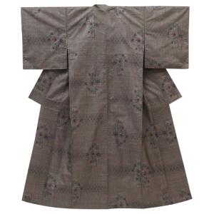 【中古】本場大島紬 泥大島 リサイクル ７マルキ 茶泥色 椿 麻の葉 正絹 泥染 中古 お仕立て上がり リサイクル お洒落着 カジュアル 着物 和装 着物 No.3-0081｜kimonochidori