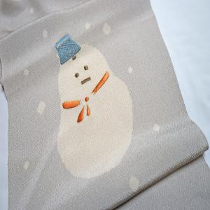 雪だるま 帯揚げ 正絹 絞り 冬 雪 衿秀 鼠色 着物 帯揚 絞り 上品 帯あげ 帯揚げ 柄 花柄 おしゃれ 柄入り カジュアル 小紋 袷 単衣｜kimonoomitateya