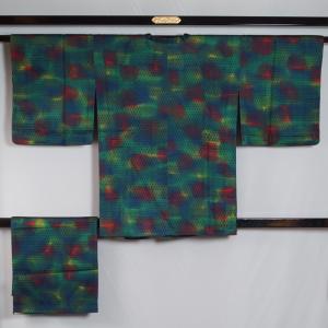 道行 コート 横段ぼかしに南天模様 赤紅色 刺繍 膨れ織 正絹 塵除け