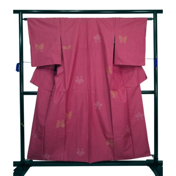 未使用 しつけ付き 濃いピンク 紬 正絹 リサイクル 花柄 ピンク 縞 蝶々 観劇 会食 買い物 食...