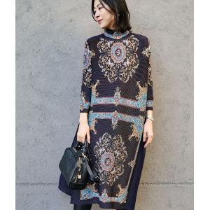 「cawaii french」弾むプリーツのスカーフ柄ワンピース【ブラック】