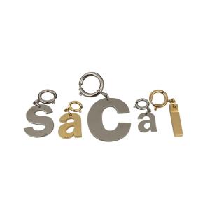 サカイ sacai ロゴチャーム ゴールド×シルバー