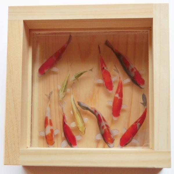 樹脂金魚 金魚アート 豊 錦鯉の群れ こだわりの純日本製 ハンドメイド 手作り  金魚 ヒノキのプレ...