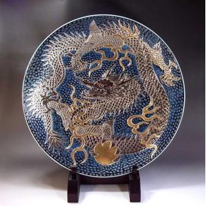 金彩釉裏紅孔雀牡丹絵飾り皿｜有田焼 陶芸作家 藤井錦彩作 : 有田焼