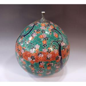 有田焼 金彩青海波梅絵花瓶|陶芸作家 藤井錦彩 作の詳細画像1