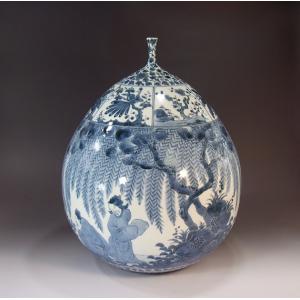 有田焼 染付山水画飾り壺｜陶芸作家 藤井錦彩 作 : 有田焼 藤井錦彩窯
