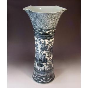 色鍋島様式桜絵花瓶｜有田焼 陶芸作家 藤井錦彩作 : 有田焼 藤井錦彩窯