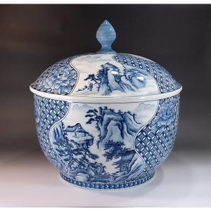 有田焼 染付山水画飾り沈香壺｜陶芸作家 藤井錦彩 作 : 有田焼 藤井錦