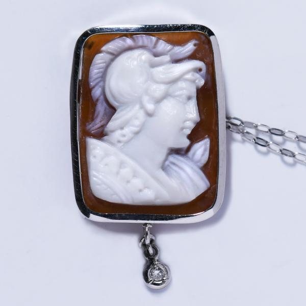 カメオ  タイタック　18金ホワイトゴールド枠　<ジュセッペ　デソリエル＞作　18金ホワイトゴールド...