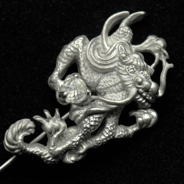 【角江千代治】作 玉追龍ピンブローチ　シルバー925製　天然ダイヤモンド　水晶球　竜