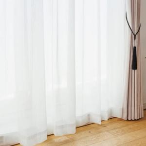 カーテン研究所≪ミラー効果ストライプレース ホワイト≫ 幅100cm×丈176cm 2枚組 ストライプ ミラー 昼間外から見えにくい UVカット｜kirelab-net