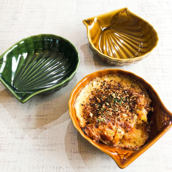 グラタン皿 おしゃれ レリーフ シェル ボウル 小さいサイズ 選べる3色 耐熱皿 オーブン 日本製 ...