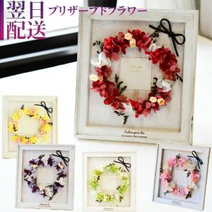 玄関ドアに 白とピンクのお花のかわいらしい色合いのウェルカムリース