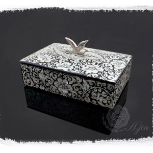 【韓国伝統工芸品】螺鈿漆器　蝶と紫陽花 韓国伝統工芸品】螺鈿漆器 蝶と紫陽花