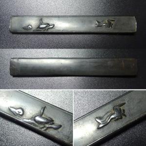 敬逢 秀逸 刀装具 銘 于英子 包教製 山水人物図透鐔 鉄地 竪丸形肉彫地