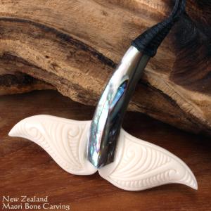 ニュージーランド ボーンカービング ペンダント ホエールテール 鯨の尾 鯨の尻尾 マオリカービング