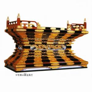 寺院用 本須弥壇 東用 黒塗面朱 彫淡彩色 框箱金具打+壁 のだれ 金具打 框巾5尺3寸 159cm +襞金具 別上品 カシュー塗 +壁 のだれ 金具打