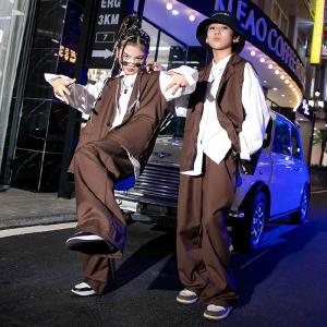 キッズ ダンス 衣装 セットアップ 茶色 パンツ ヒップホップ 白シャツ ベスト 韓国 男の子 女の子 演出服 ジャズダンス 長袖 ワイドパンツ 子供 カッコイイ｜こむどりストア