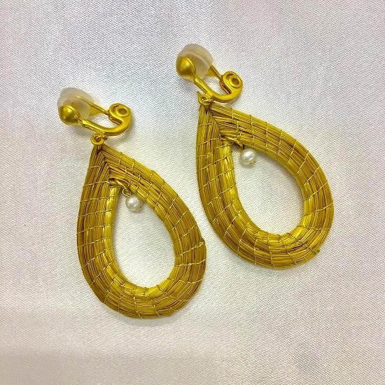 ビオジュエリー ティアドロップ 淡水パール ［イヤリング］（Coloridas）黄金の草カッピンドウ...