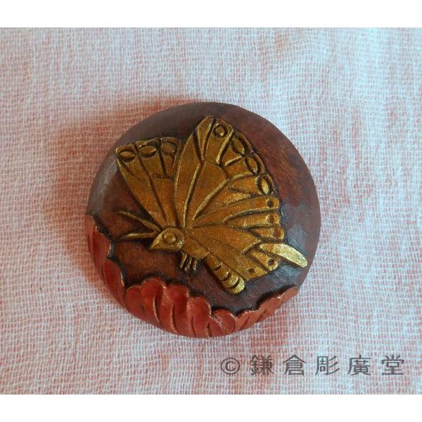 鎌倉彫 ブローチ 牡丹に蝶（摺漆）